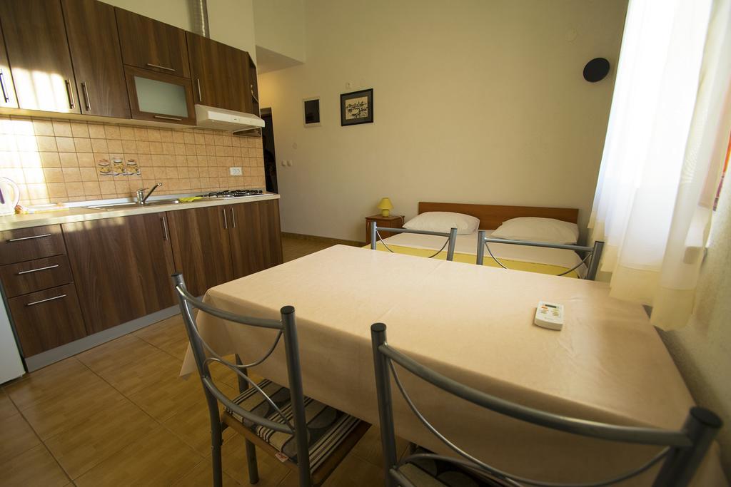 Apartments Zile Starigrad Paklenica Bilik gambar